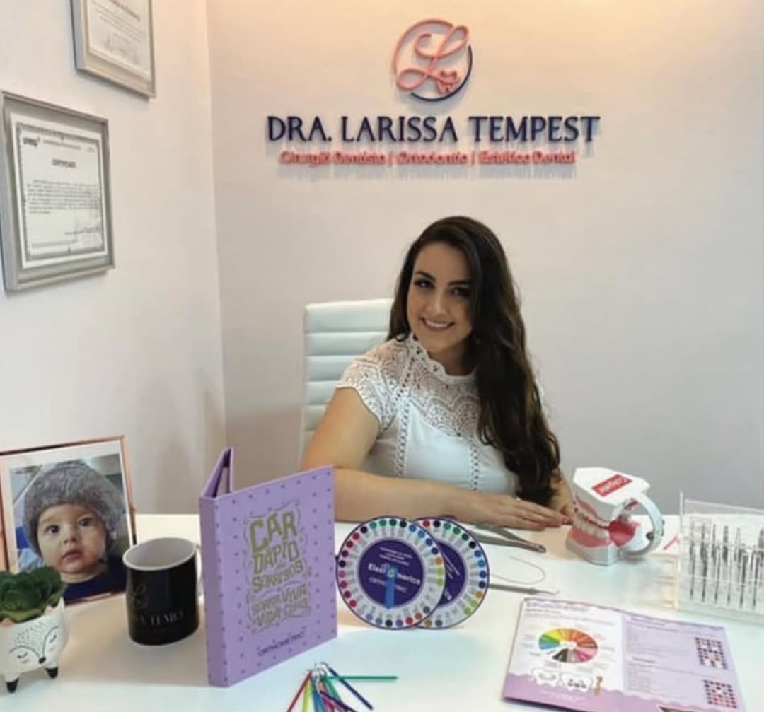 Dra. Larissa Tempeste em seu consultório